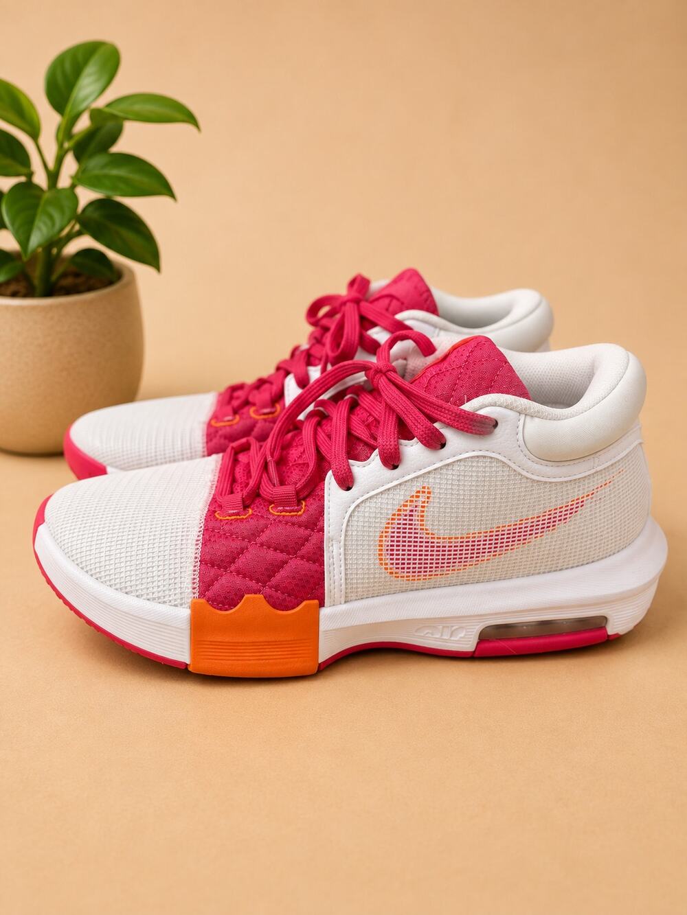 USED Nike LeBron Witness 8 Basketball Shoes White/Mandarin/Pink Size 10